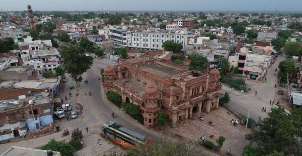 See the historic city Jubilee Hall made of red and white stones 