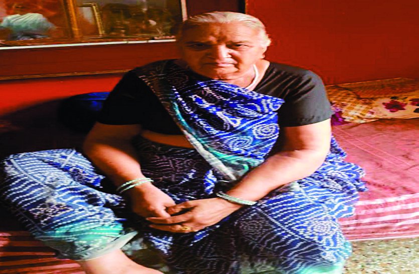 loot in gwalior with old woman in day light