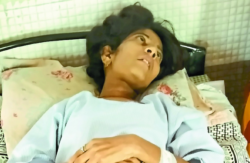 ससुर और दादी सास ने बहु को छत से फेंका, रीड की हड्डी टूटी, जख्मों पर कीड़े पड़े तो अस्पताल ने भी कर दिया बाहर