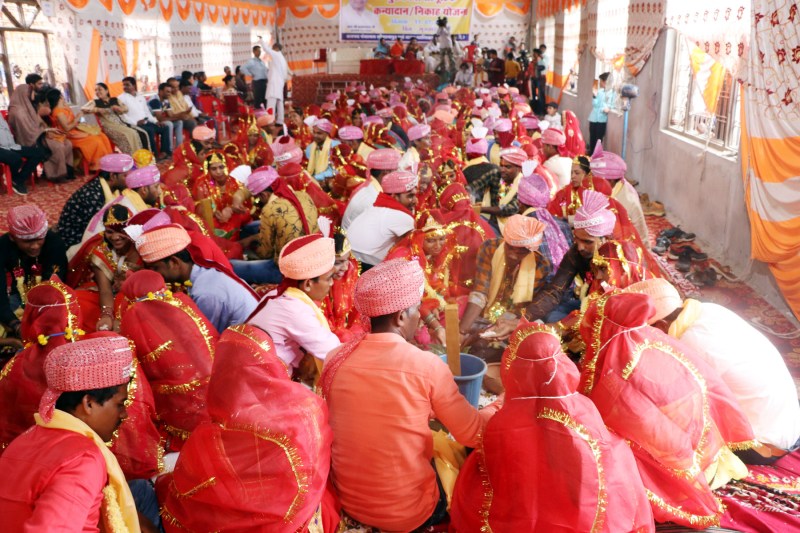 Devotees in devotional interest, Shrimad Bhagwat narrated a crowd of devotees