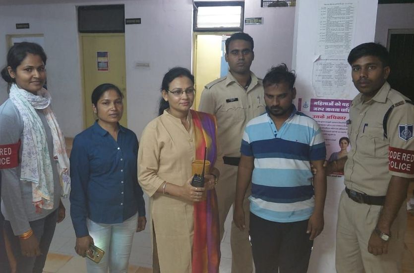 collage girl : छात्रा का रोज करता था पीछा, कोड रेड टीम ने दबोचा ...