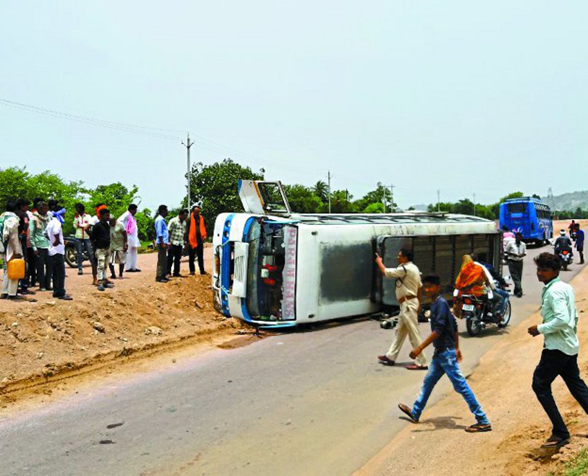 Harapalpur coming from Naogaon bus reversed, three injured