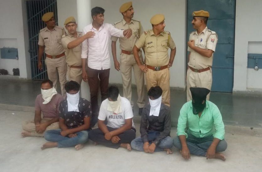 83 lakh looted, arrested