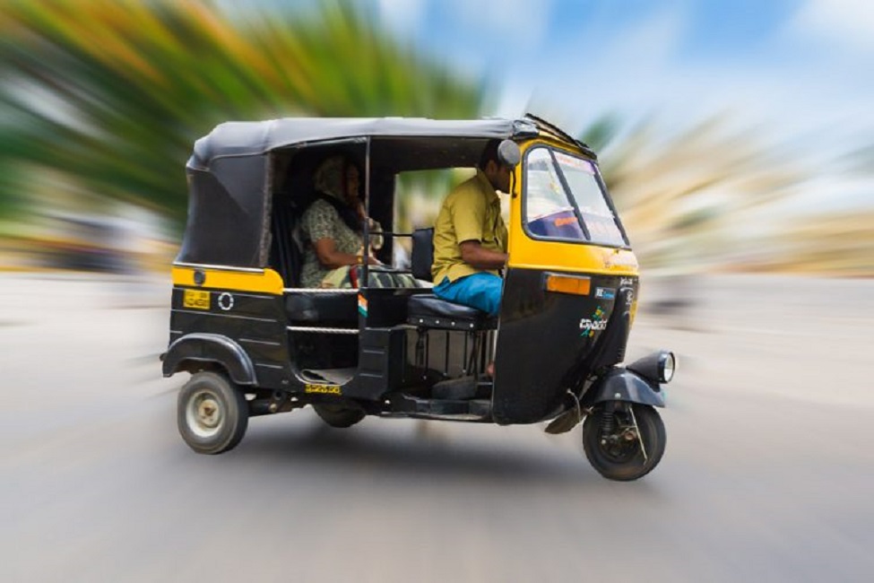 Auto driver robbed woman