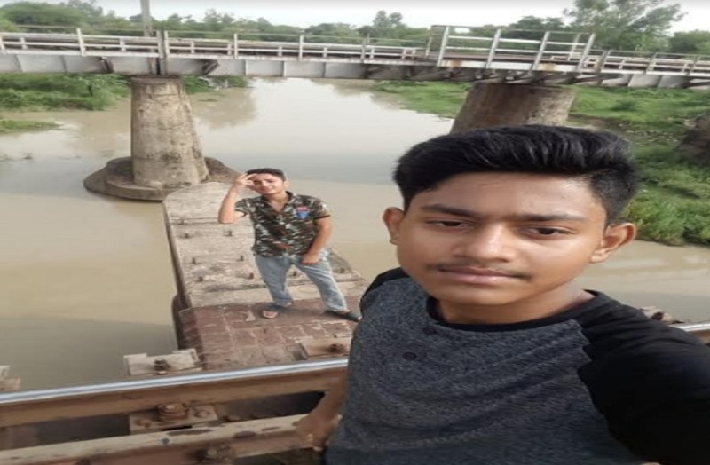 A 10 class student death taking selfies