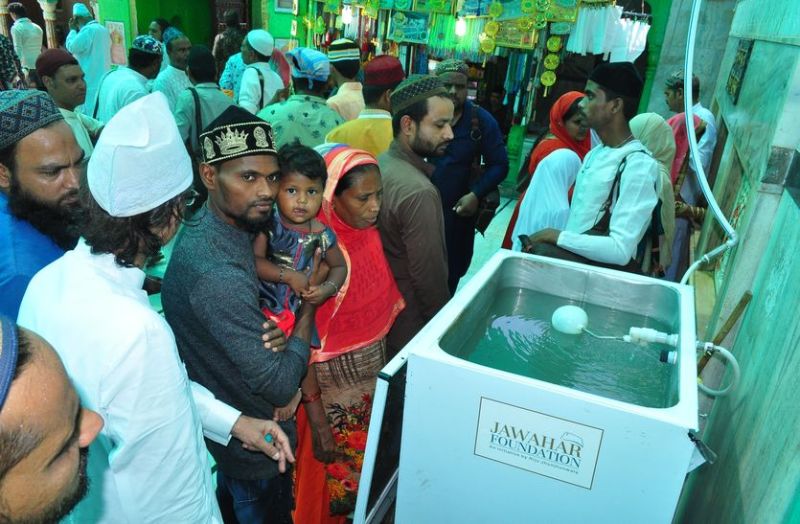 Jayreen is forced to drink dusty water in Dargah
