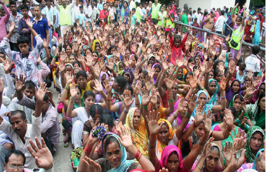 गुरु पूर्णिमा पर वाराणसी में गुरु धाम में शिष्यों की भीड़ (फाईल फोटो)