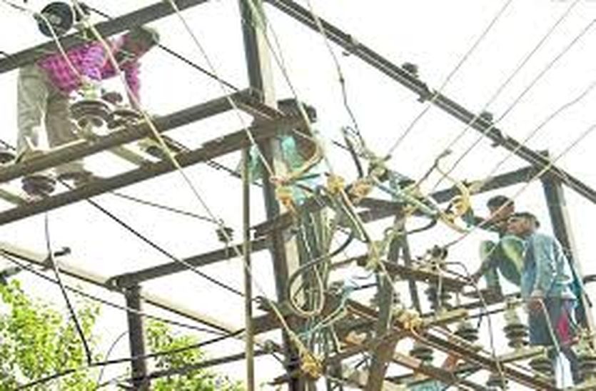 Lineman demanded Rs 10 thousand for discharging power theft case, dis