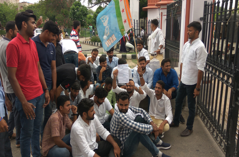 Rajasthan University : Nsui Students Protest Before Student Election  