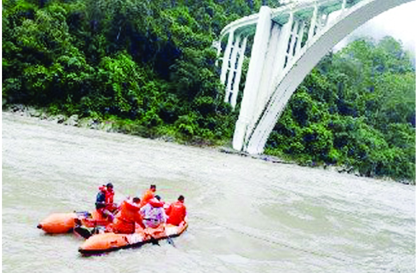 Car falls into Teesta River