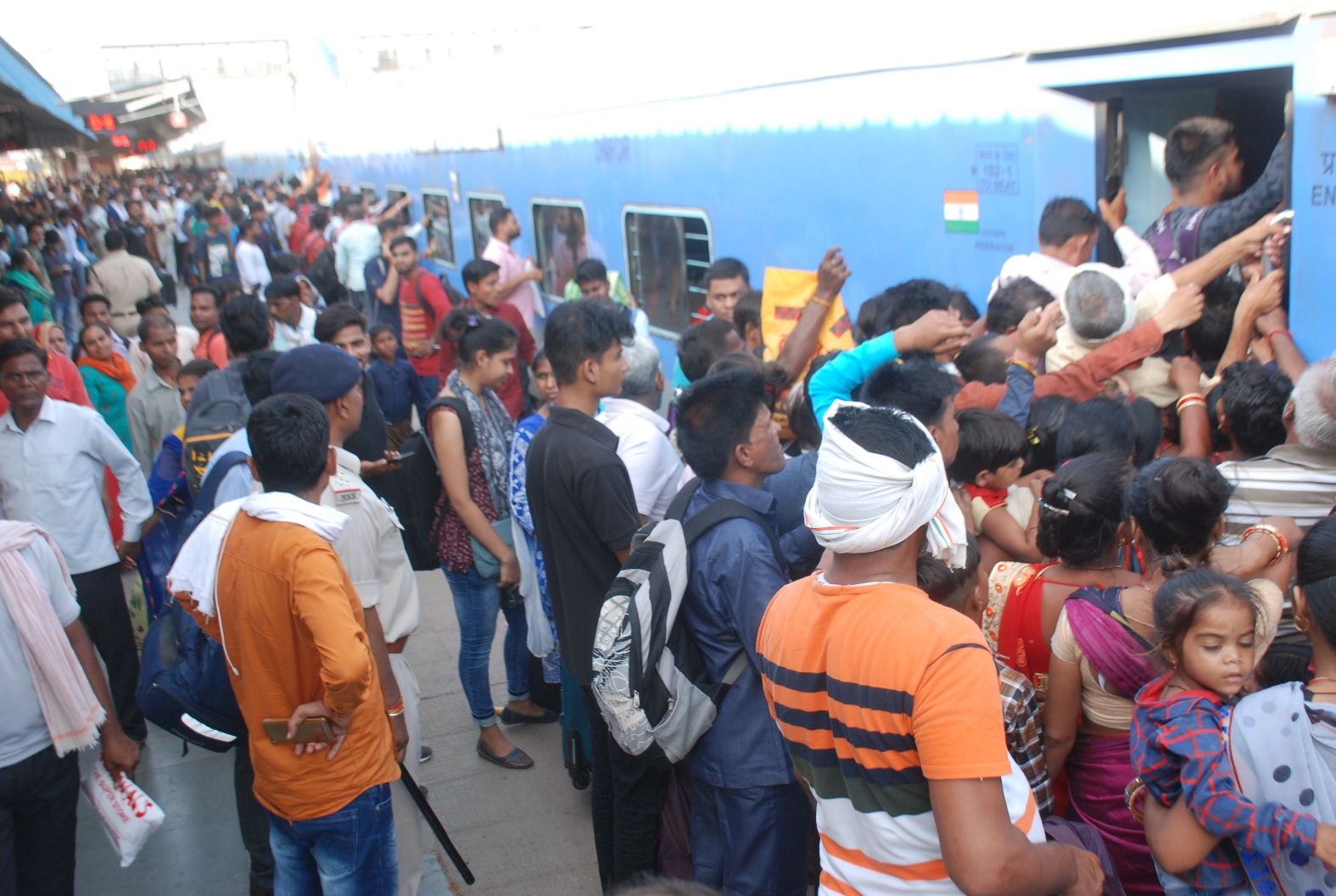 crowded ,trains