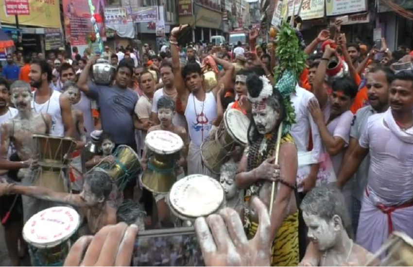 सावन के पहले सोमवार को बाबा विश्वनाथ का जलाभिेषक करने जाते यदुवंशी (फाइल फोटो)