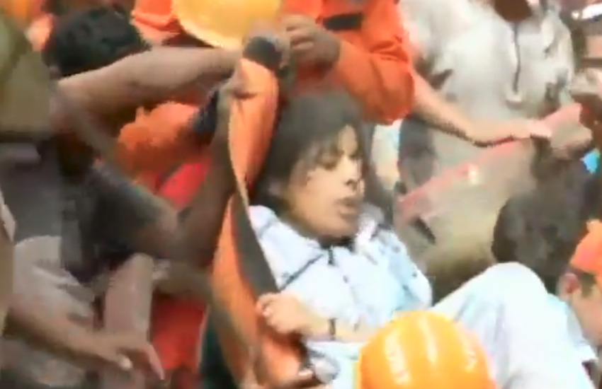 मुंबई हादसा: मौत से जंग लड़ रही महिला के लिए फरिश्ता बने NDRF के जवान, देखें VIDEO
