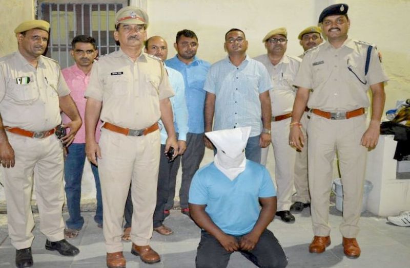 15 Lakh ( 90 Lakh ) Looted in Sikar : शहर के बजाज रोड पर 90 लाख रुपए लूटने के बाद लुटेरे बंटवारे को लेकर देर रात तक आपस में झगड़ते रहे। झगड़ा लूट की रकम में चोरी को लेकर हुआ।