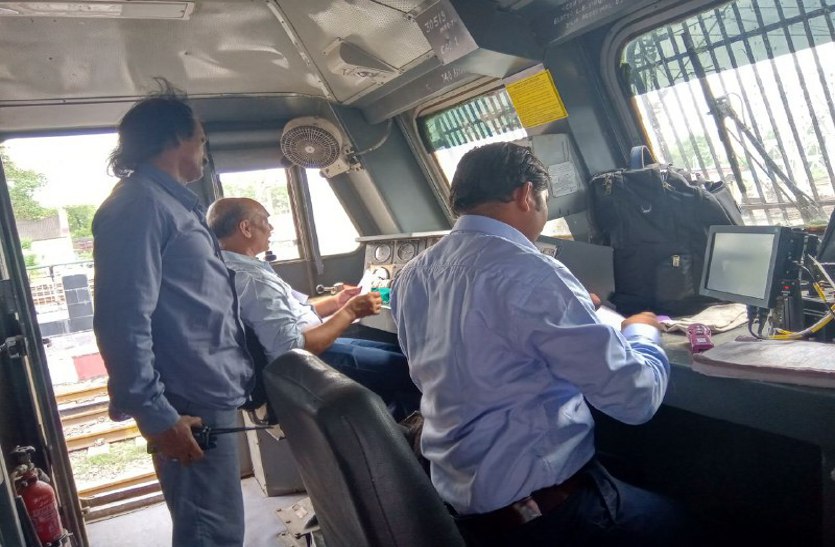 4500 Indian railway loco pilot hunger strike for 24 hours