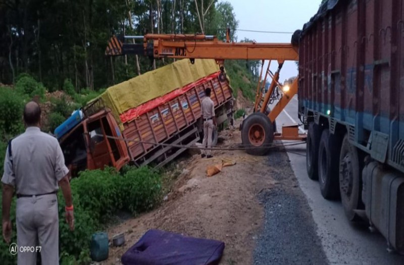स्थानीय लोग और क्रेन की मदद से घायल चालक को निकाला गया, अंबिकापुर से भिलाई जा रही थी गाड़ी