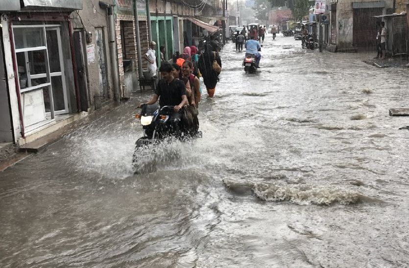 Rain in Shekhawati : शेखावाटी में कई दिनों बाद सावन के पहले दिन बुधवार को मेघों ने शिव का जलाभिषेक किया। अंचल के कई स्थानों पर तेज हवाओं के साथ जोरदार बारिश शुरू हुई, जो करीब आधे घंटे तक जारी रही।