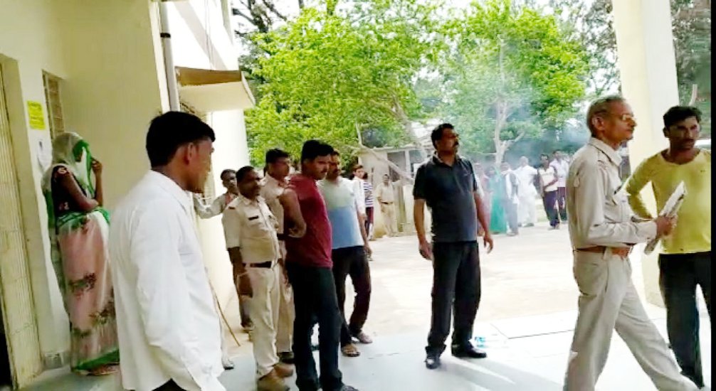 Youth put fire on itself in Sarai police station of Singrauli