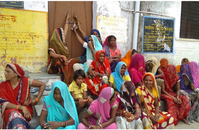 महीनों से बेरोजगार बैठी महिलाओं का फूटा गुस्सा, पंचायत भवन पर ताला ठोक सरपंच को किया बंद