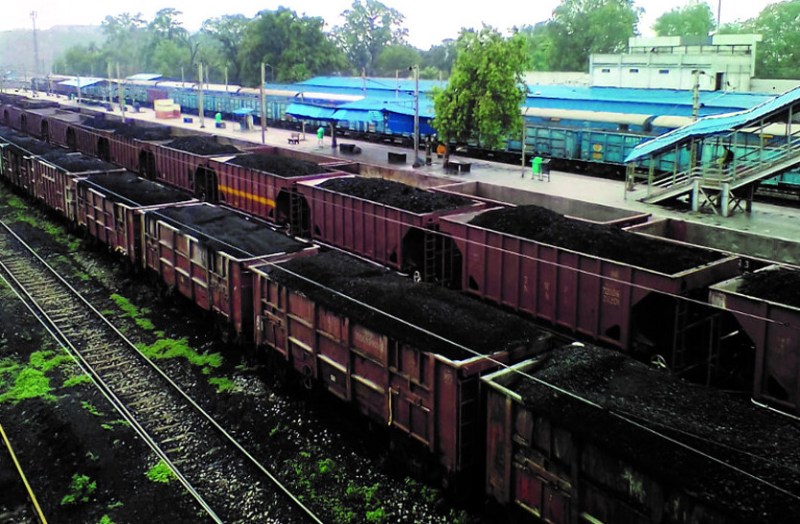 एनजीटी के आदेश को ठेंगा दिखाने में रेलवे भी पीछे नहीं, खुले में कोयला परिवहन से ऊर्जानगरी बेहाल