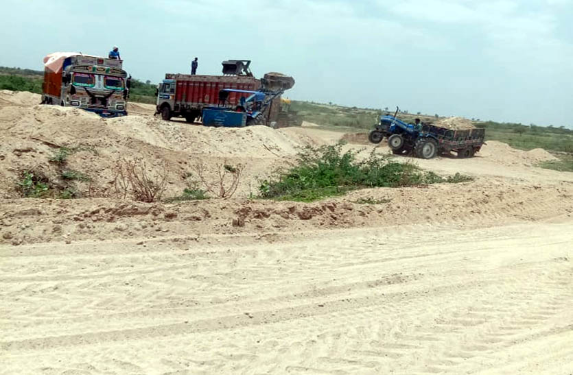 illegal-mining-of-gravel-is-going-on-in-the-river-in-banas-river