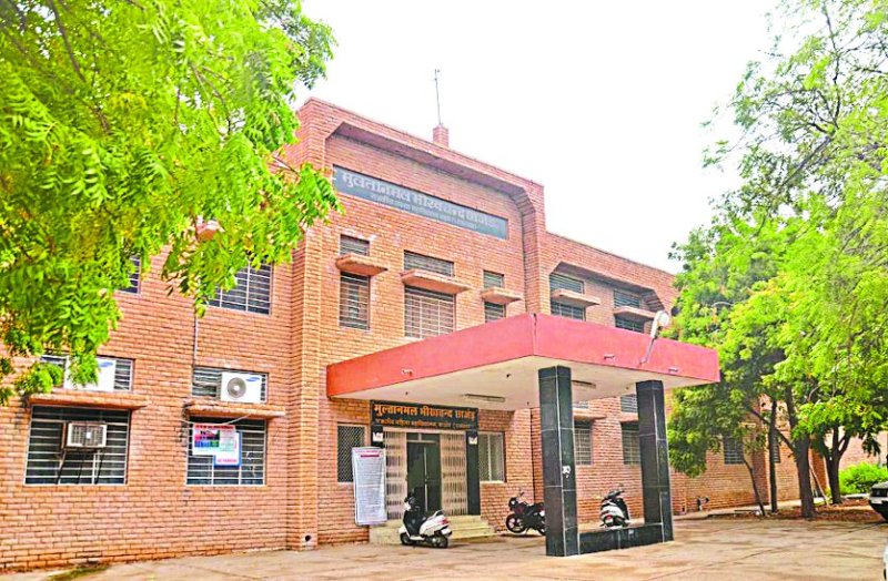 Happiness in girls college, Girls share dessert