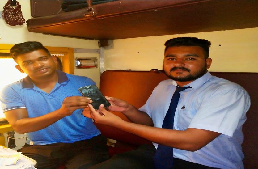 TTE caught mobile thief in Train