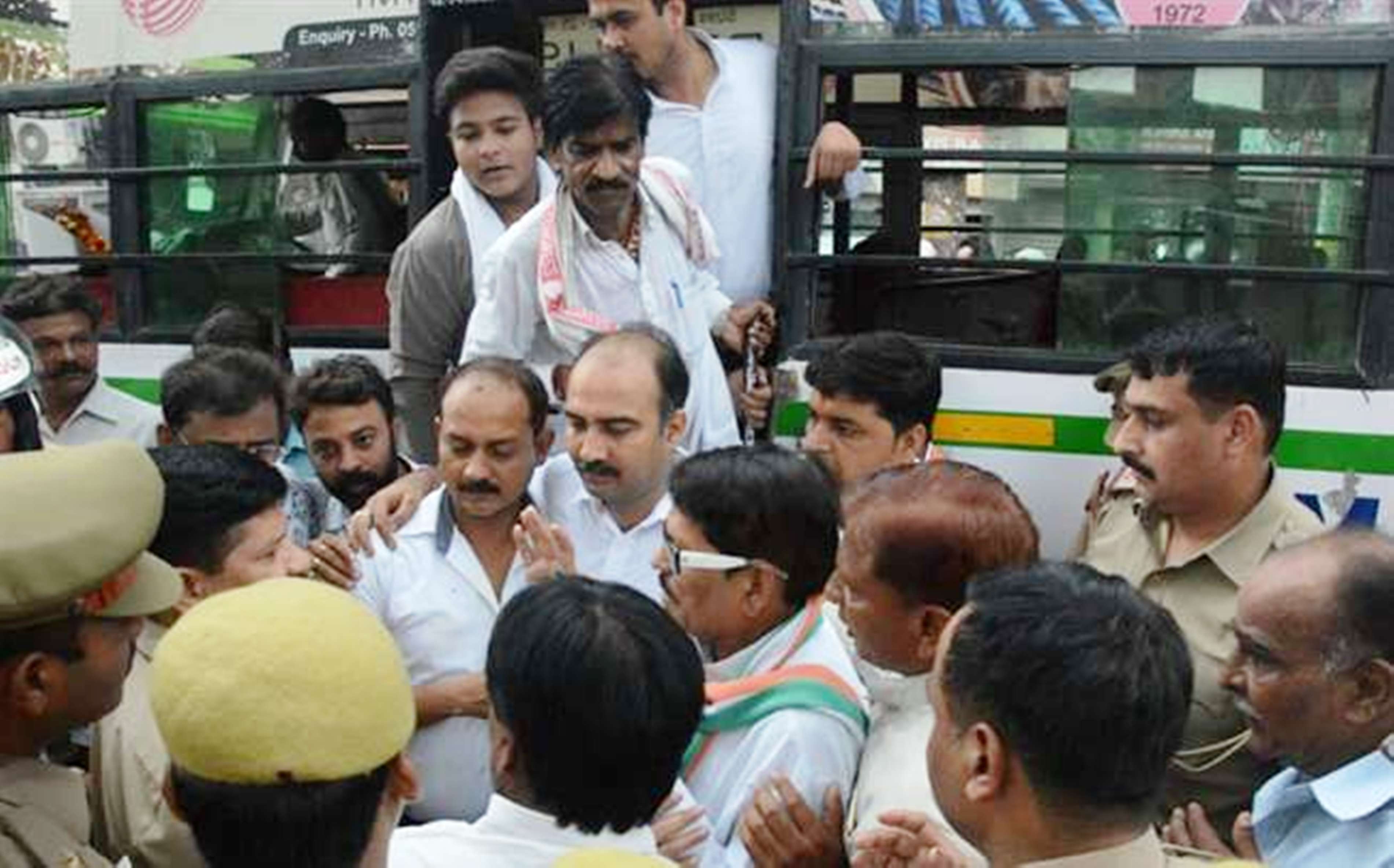 congress leaders protest in kanpur on arrest priyanka gandhi vadra