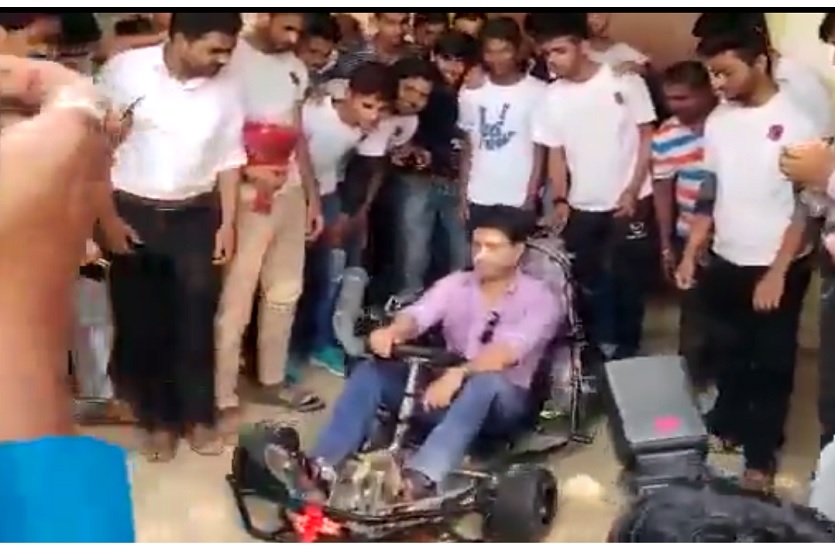 jyotiraditya scindia drive go cart bike made by engineering students