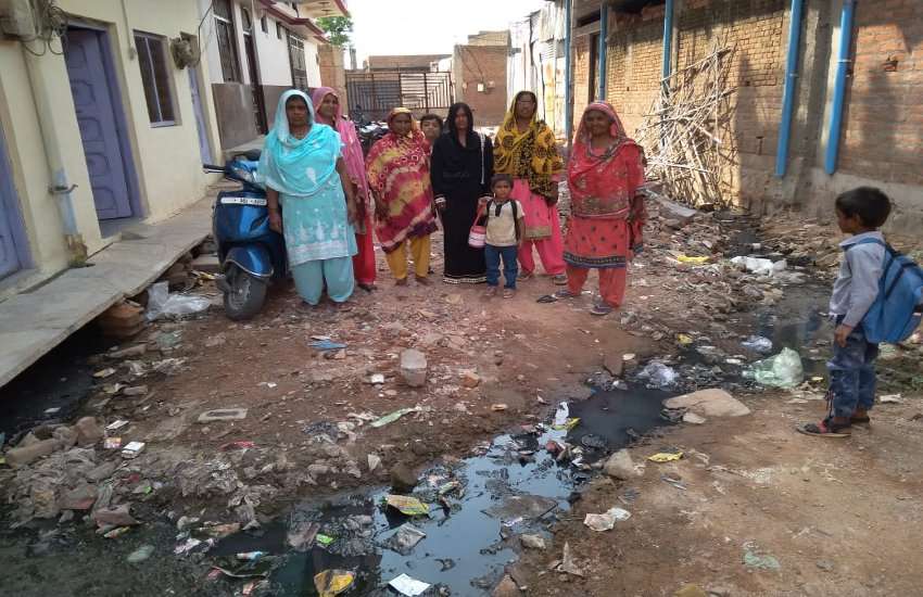 टीकमगढ़ में नगर पालिका ने किया ऐसा विकास, कि बारिश में अपने घर छोड़ रहे लोग