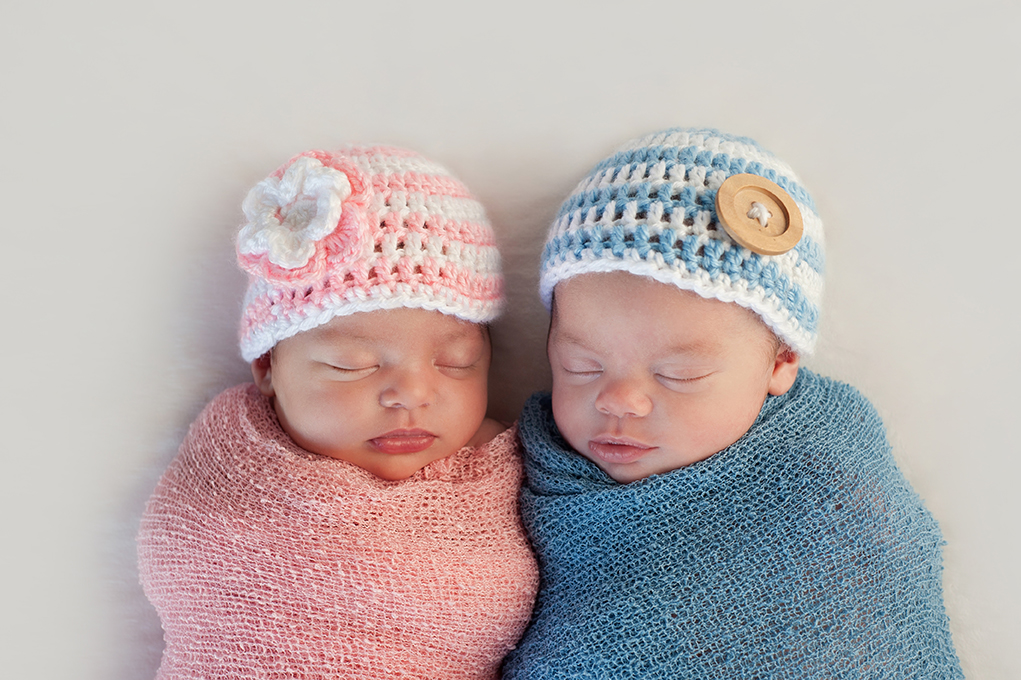 जुड़वां बच्चे गर्भ में एक दूसरे को देख मुस्कुराते, समान हरकतें भी करते हैं
