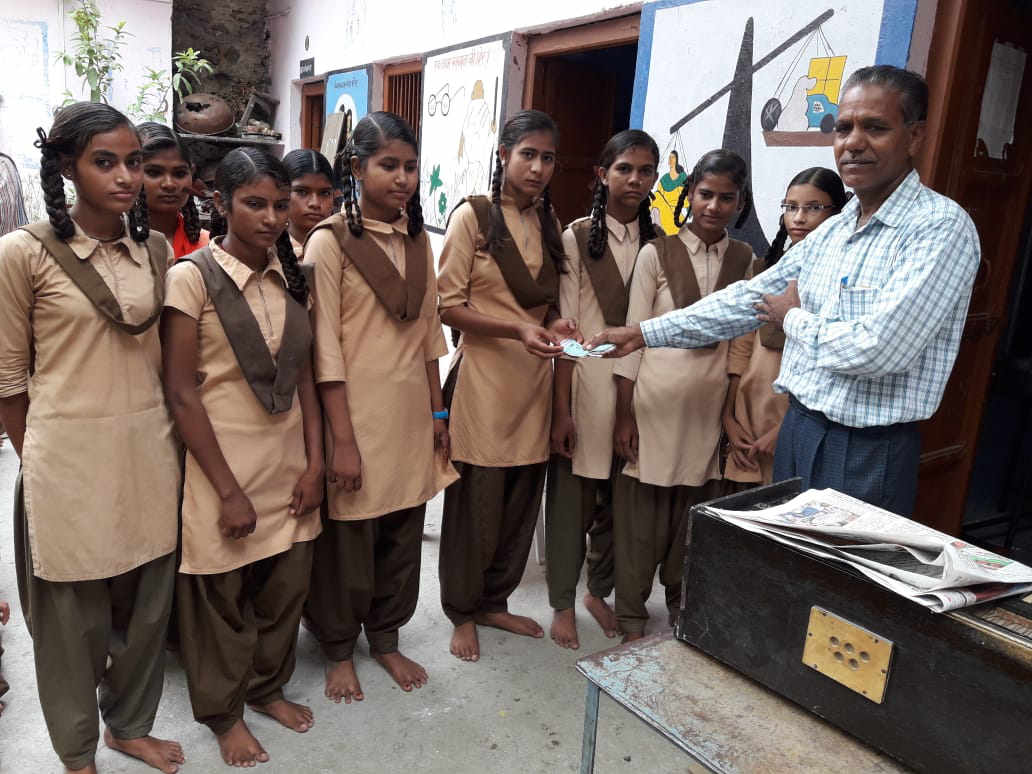 Teacher Jain fill fees so that no students leave school in bhilwara