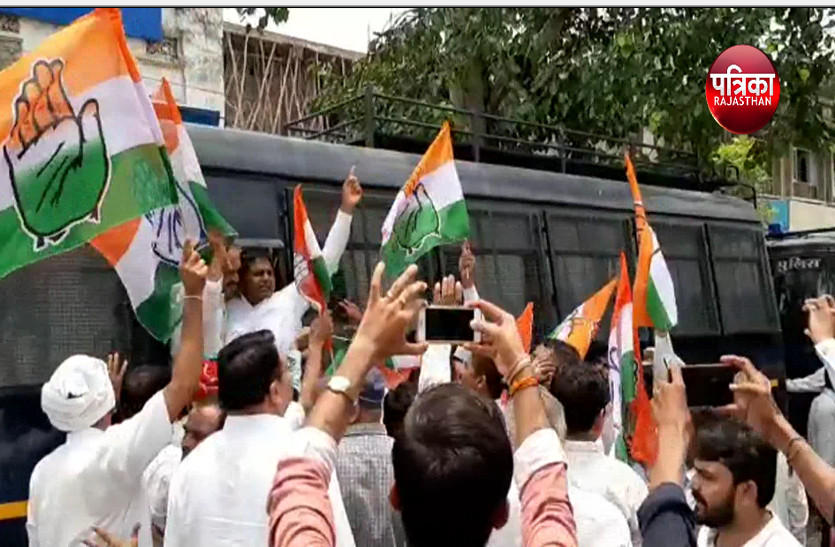 Congress Worker protested against Priyanka Gandhi's arrest