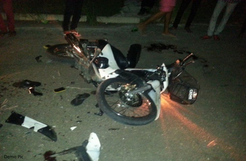 Road Accident in Jhunjhunu : झुंझुनूं के मण्ड्रेला कस्बे में शनिवार को एक बेकाबू कार ने बाइक को टक्कर मार दी। जिसमें बाइक सवार तीन जनों की की मौत हो गई।