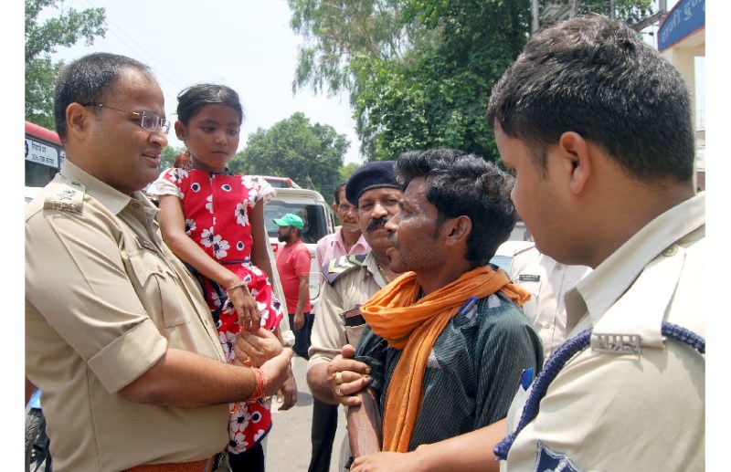 एल्गिन पहुंचे एसपी, हत्या आरोपित से पूछताछ करते हुए
