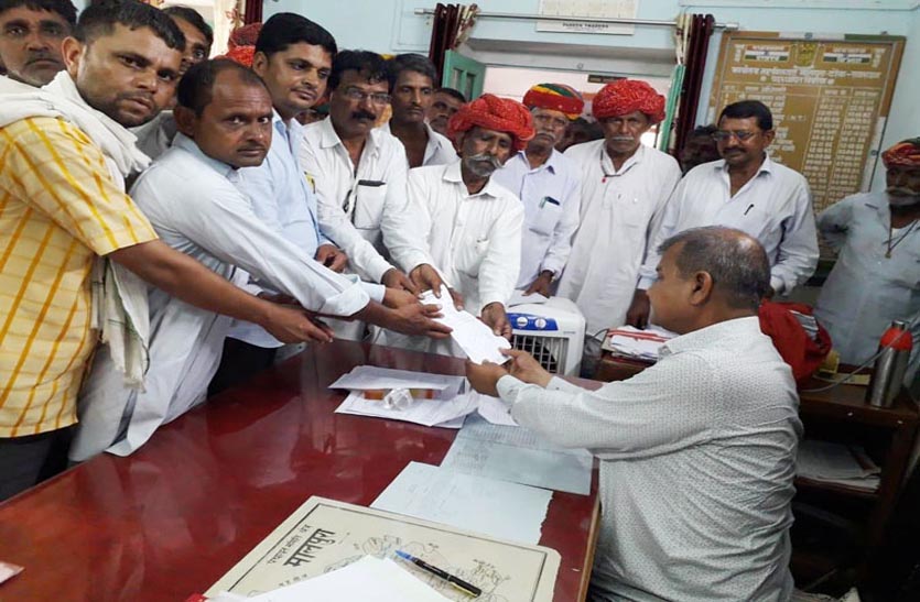 memorandum-handed-over-to-tehsildar-for-removal-of-encroachment