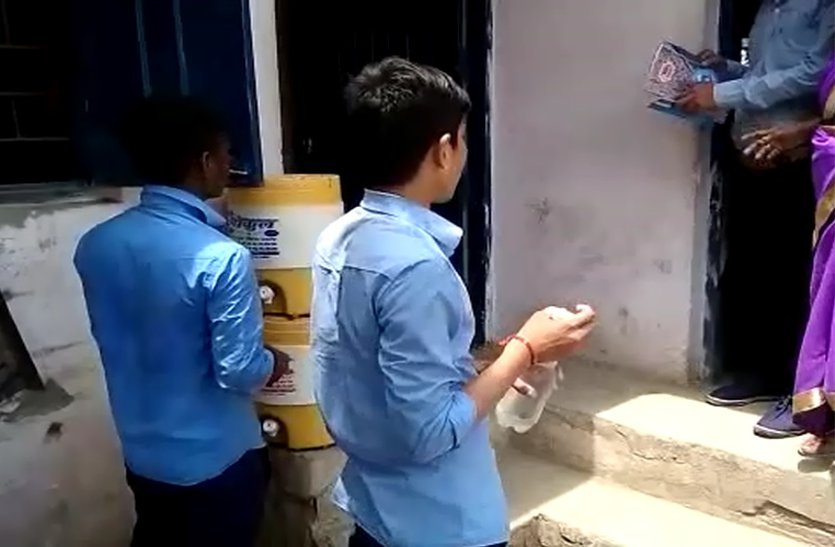 video : एक ऐसा स्कूल जहां पानी खरीदकर बुझानी पड़ रही प्यास