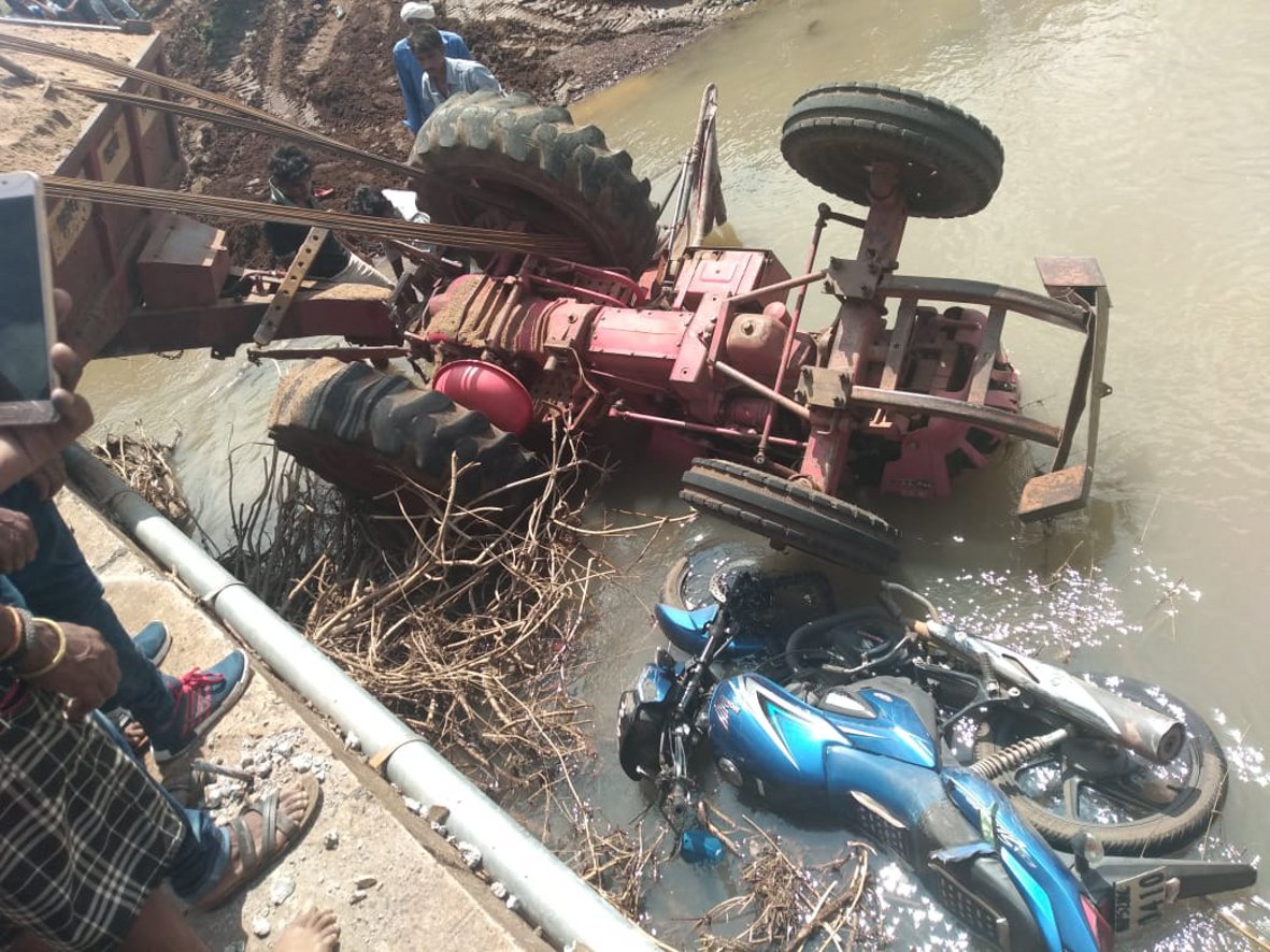Tractor and bike Fall under bridge After collision