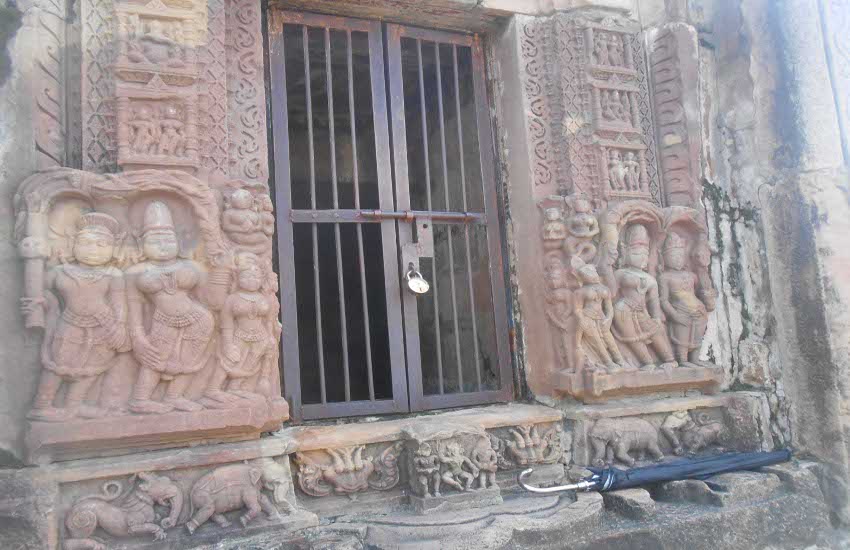 कनोरा गांव स्थित शिव मंदिर 