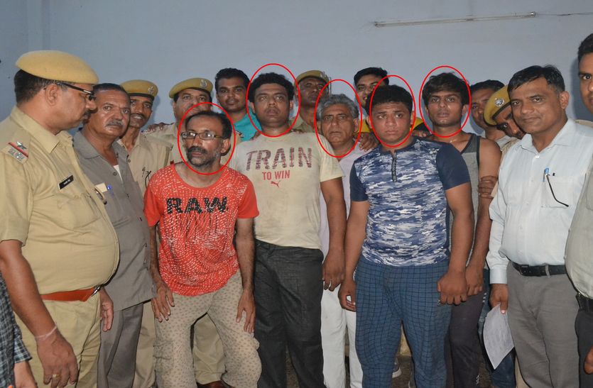 Fraud-8 thousand cheat by women, arrested five