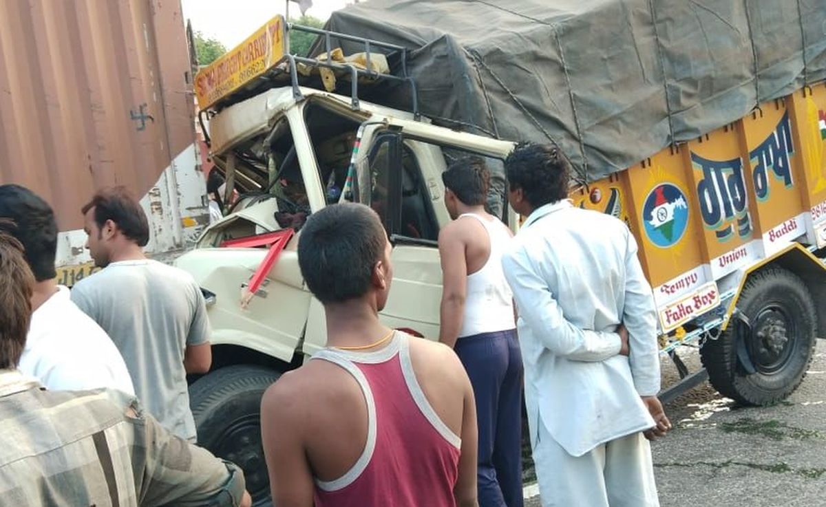 Mini truck collided with container, driver dies