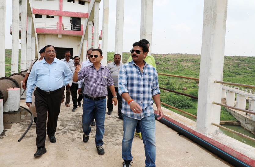 Collector, SP and other officers taking stock of the water supply in Amqui Barrage
