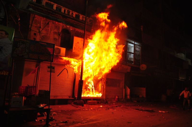 Fire : ज्वैलर्स की दुकान धधकी, लाखों की ज्वैलरी और सामान स्वाह