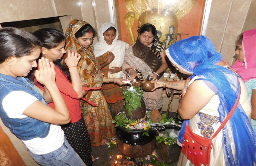 sawan somwar women worshiped Lord Shiva's