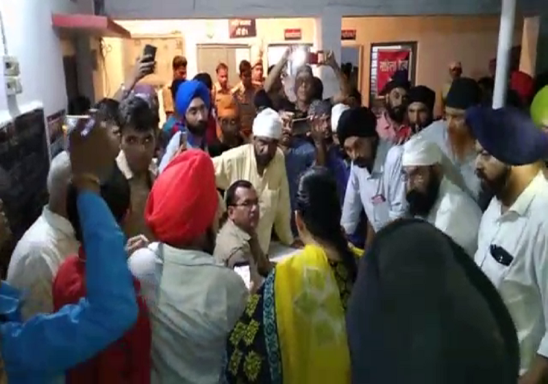 The crowd abused the police in police station