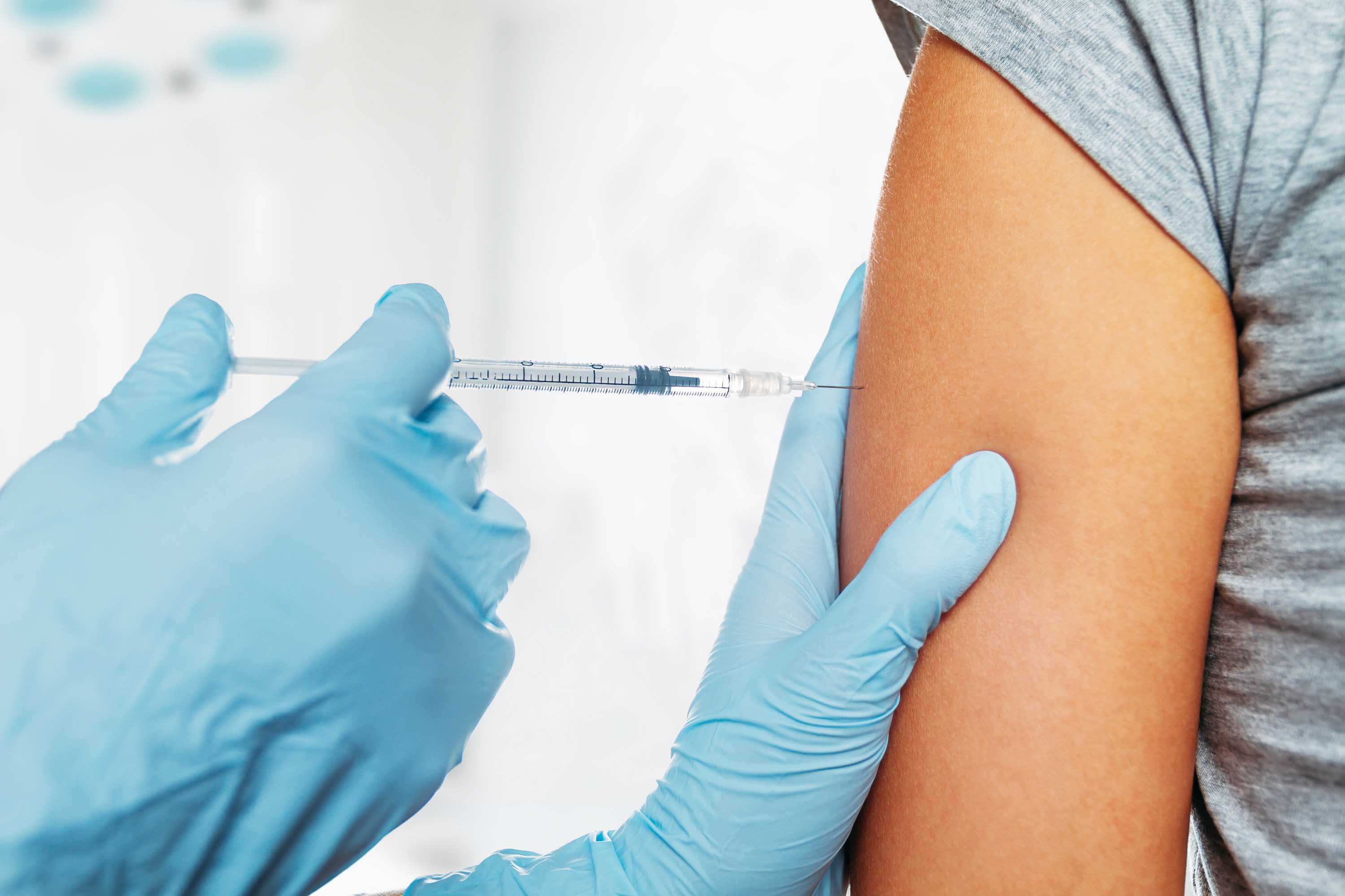 शरीर के लिए कवच की तरह काम कर बीमारियों से बचाते हैं टीके