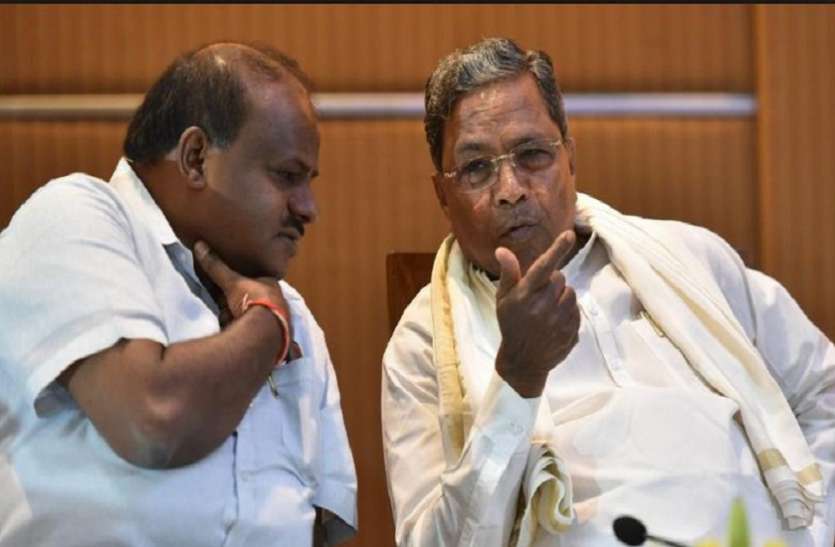 -मुख्यमंत्री कुमारस्वामी विश्वास मत पर वरिष्ठ नेता सिद्दारमैया के साथ रणनीति बनाते हुए।(फाइल फोटो)