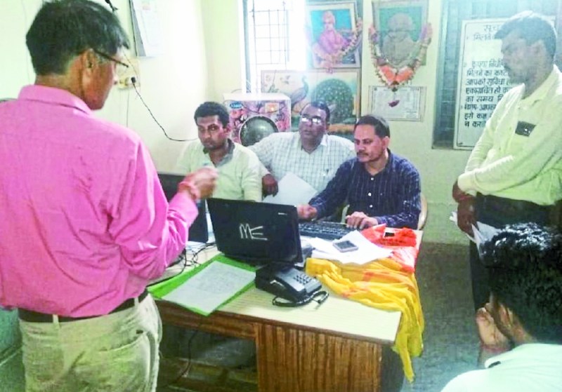 Lokayukta caught red handed for five thousand rupees bribe