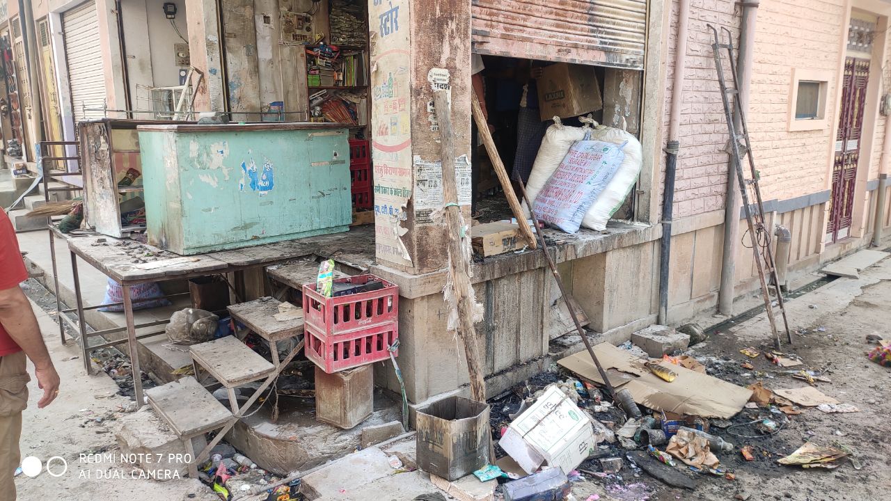 VIDEO : बिजली के तारों में शॉर्ट सर्किट से लगी आग, लाखों का सामान जलकर हुआ खाक, व्यापारी का बुरा हाल