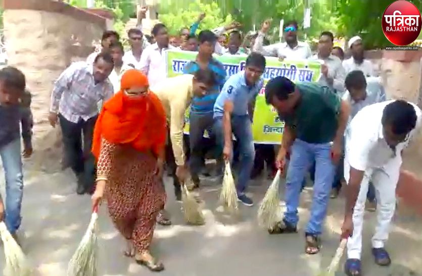 VIDEO : मदरसा पैराटीचर्स ने झाडू लगाकर किया प्रदर्शन